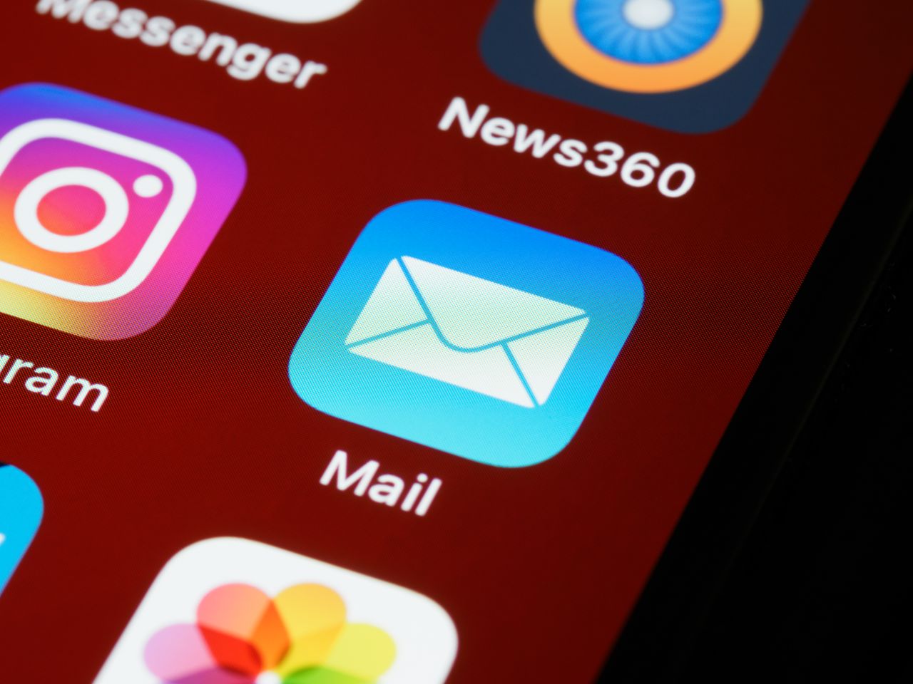 services-04 Gros plan d’un écran de smartphone affichant plusieurs icônes d’applications, dont Mail et Instagram.